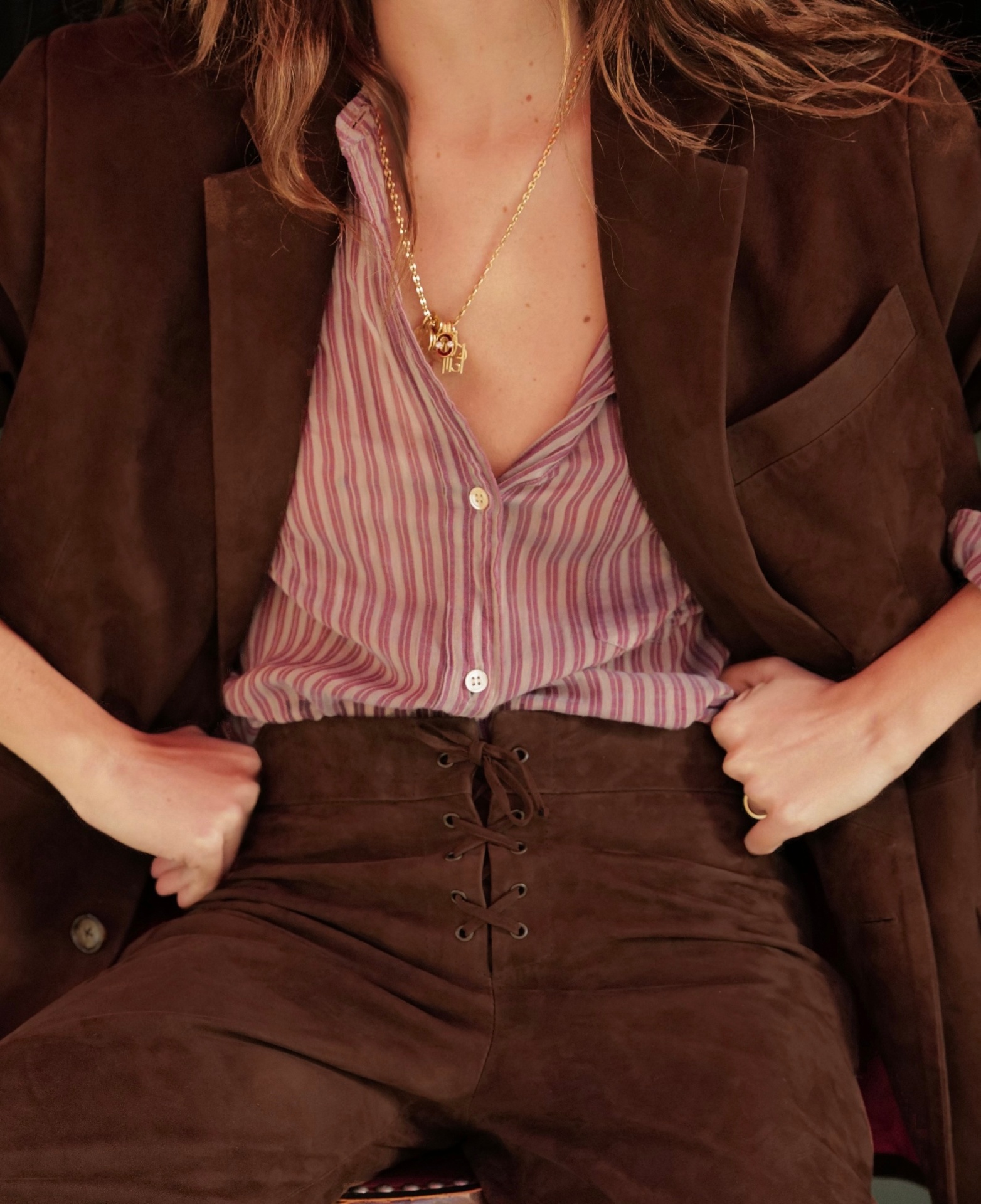 Saskia Paris — blazer et pantalon de daim marron portés à Paris